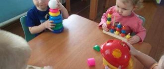 Малыши играют за столом